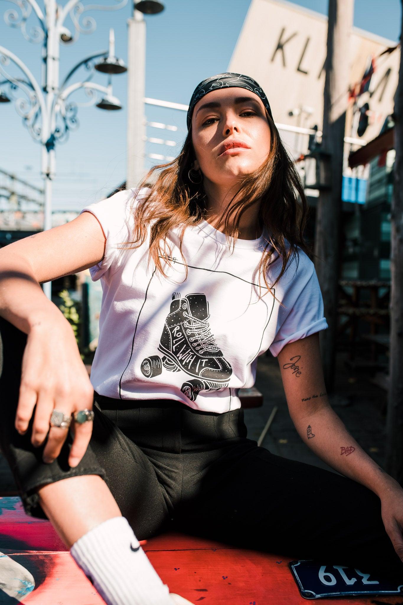 Rollen Sie damit T -Shirt
