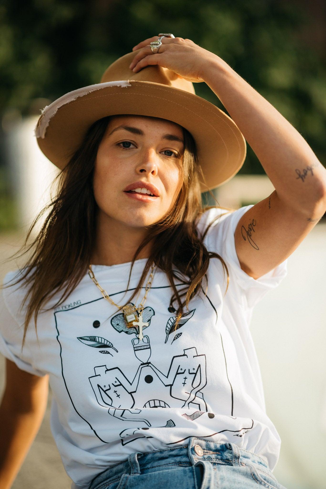 Dea della fauna tee